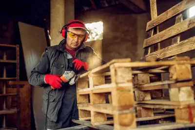 Consultor técnico avaliando pallets