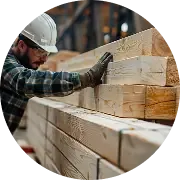 Profissional montando embalagem personalizada